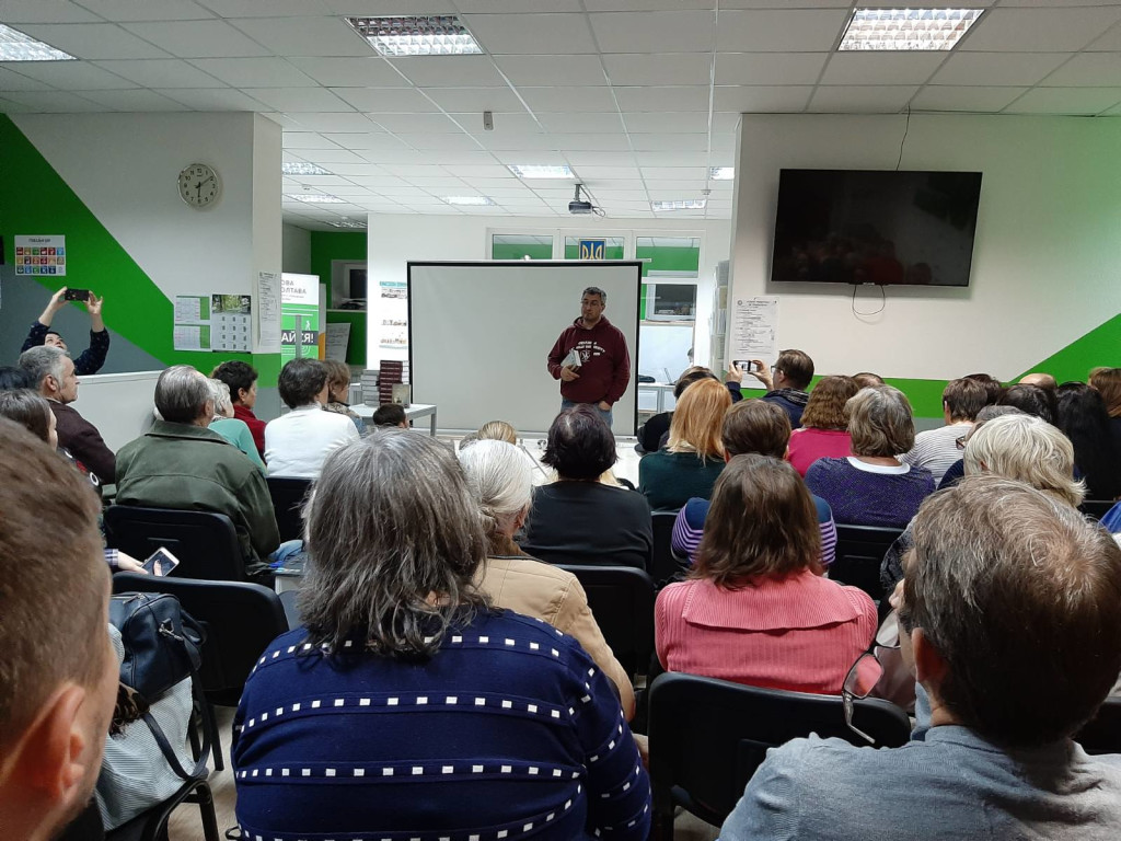 «Жити потрібно так, аби голуби сідали на плечі»	Василь Стус